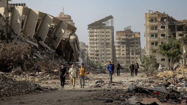 Hamas entrega 17 reféns à Cruz Vermelha no terceiro dia de trégua em Gaza