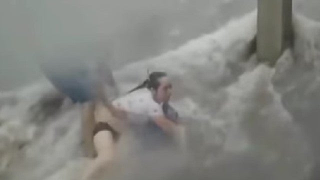 Vídeo mostra resgate de mãe e filho arrastados por enxurrada em Minas