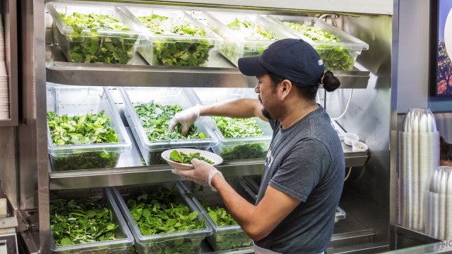 EUA: Mulher processa restaurante por "mastigar dedo" encontrado em salada