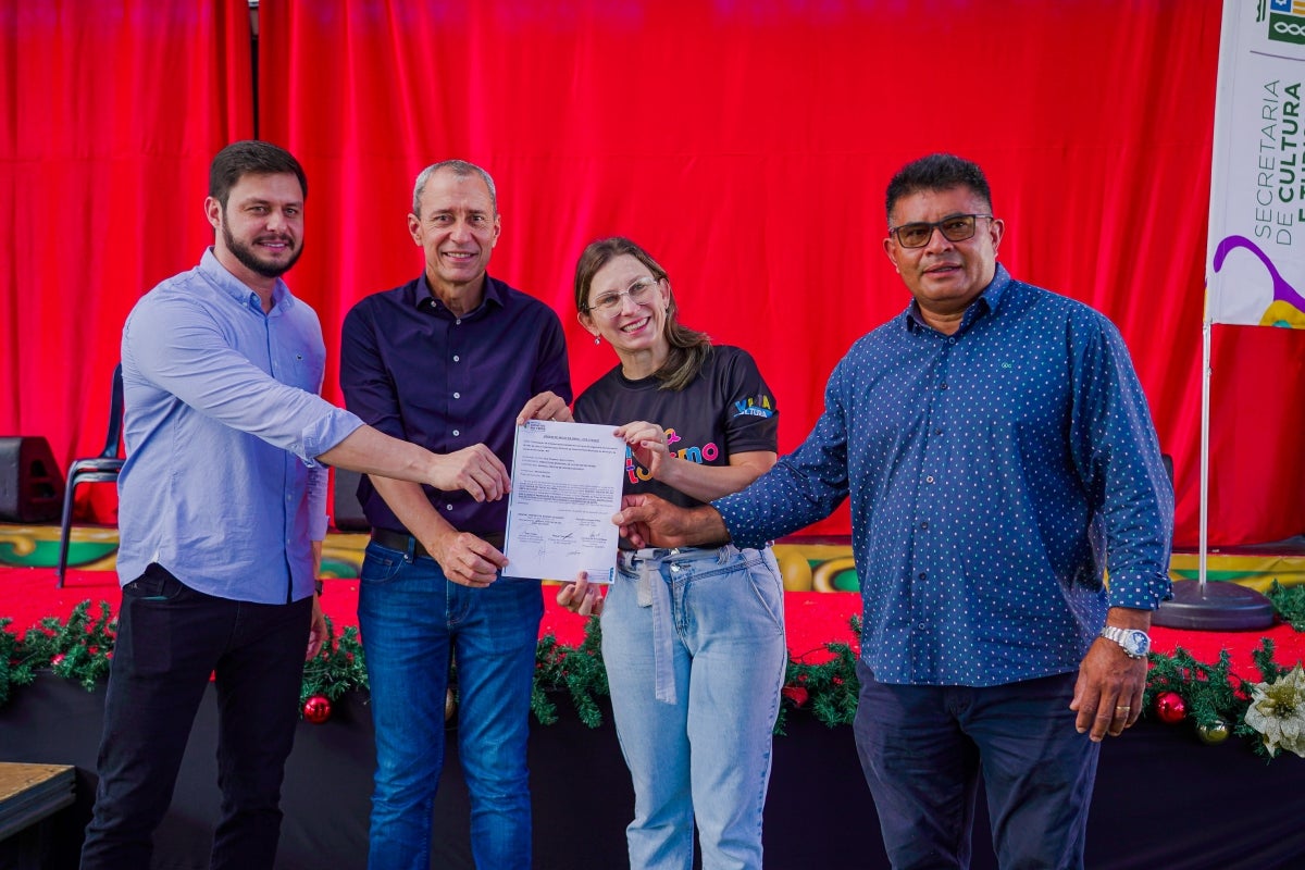 Prefeito assina ordem para construir museu histórico, entrega van para secretaria e firma convênio com o Estado em Lucas