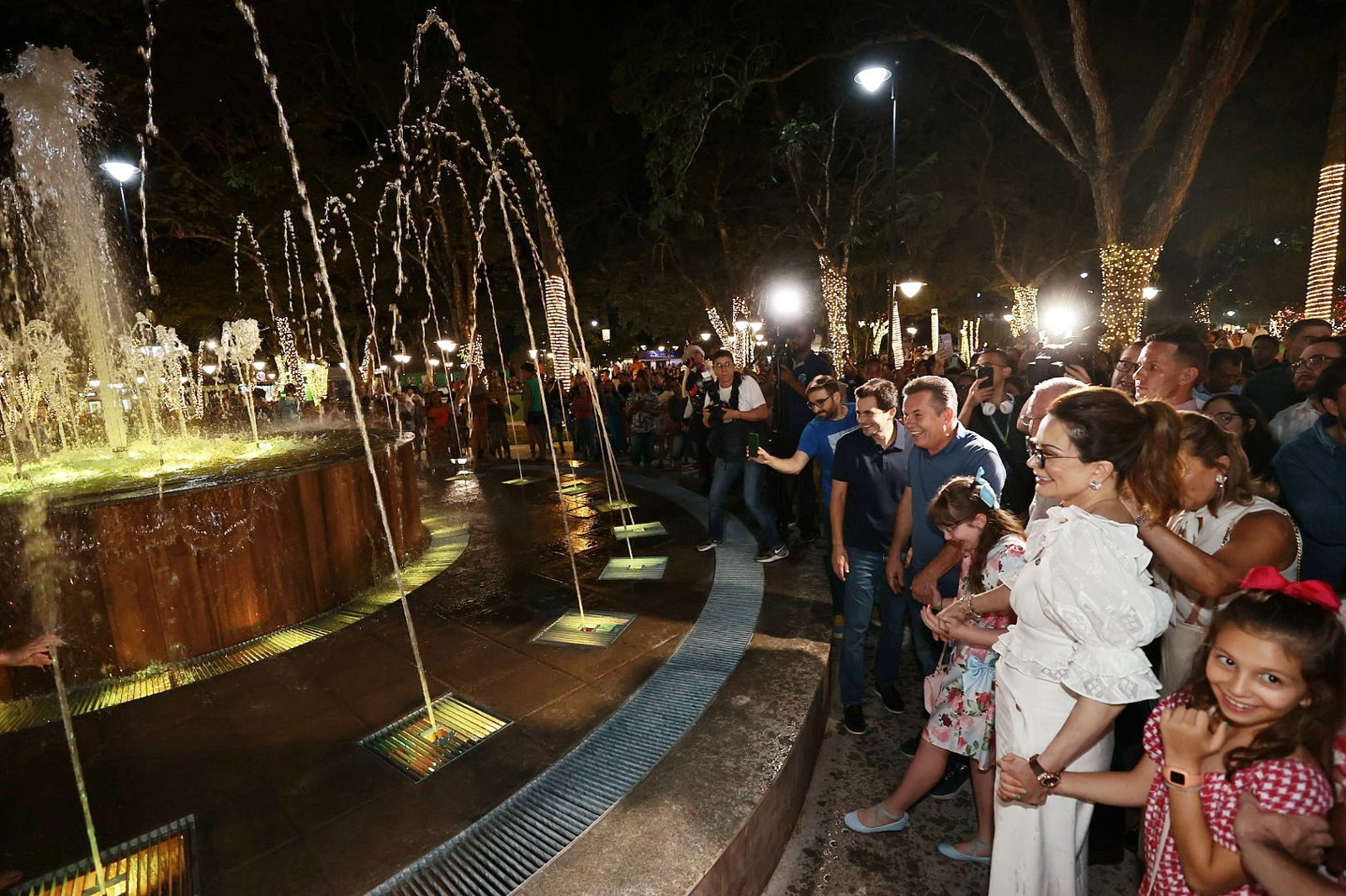 Governador inaugura praça e cobertura de rua em Chapada dos Guimarães