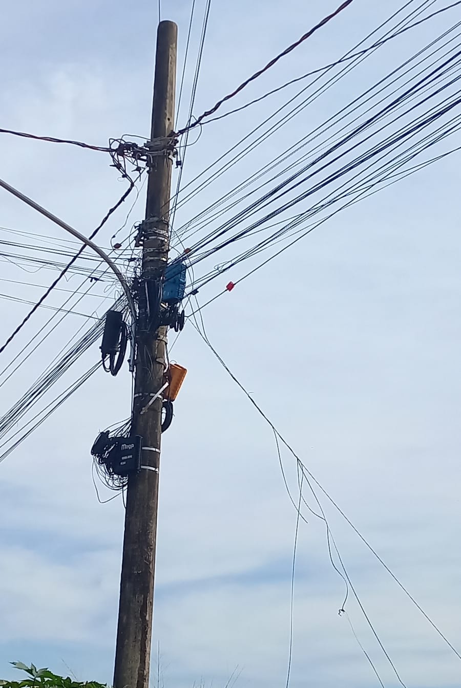 Vereador Zilmar quer resolver o problema dos emaranhados de fios de internet nos postes