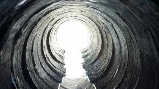 Criança de 7 anos sobrevive após cair em bueiro e ser arrastada por água