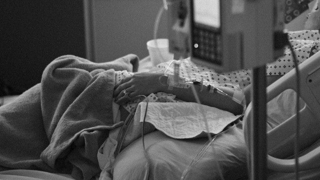 Mãe de menino assassinado em ataque a creche morre 8 meses após crime em SC