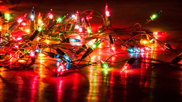 Criança morre em incêndio; luzes de Natal podem ter sido a causa