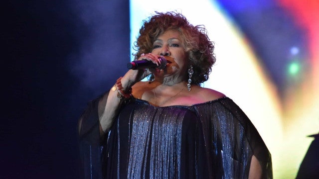 Alcione deixa palco por alguns minutos após passar mal durante apresentação em navio