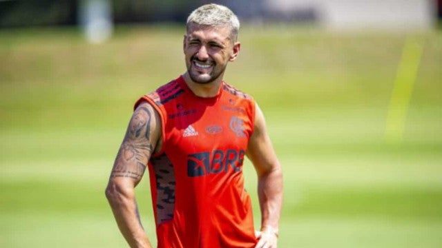 Arrascaeta diz que Flamengo prometeu camisa 10, mas deu a Gabigol