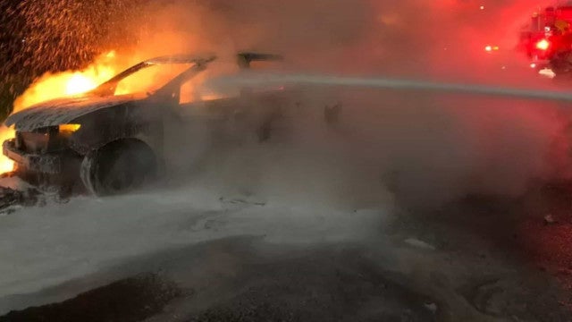 Carro de jogador e de delegado da partida são queimados após rebaixamento do Santos