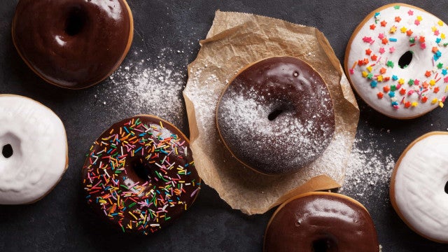 Mulher sem carteira de motorista rouba van com mais de 10 mil donuts 