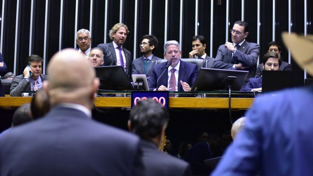 Câmara aprova projeto que regulamenta bets e retoma autorização para cassinos online