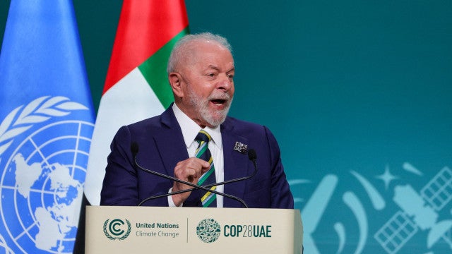 Lula se emociona e quebra protocolo na COP-28 para Marina falar sobre florestas