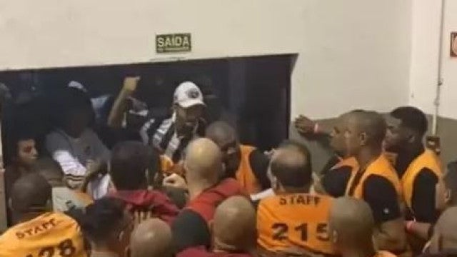 Torcida do Santos tenta invadir local de votação da eleição presidencial do clube