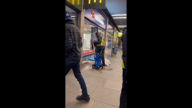 Segurança molha ‘cama’ de morador de rua para afastá-lo de McDonald’s
