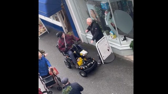 Idoso atropela cliente de padaria que comprou o último bolo