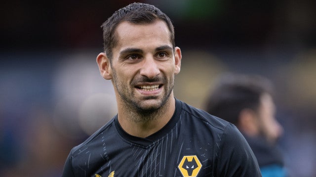 Lateral suspenso pelo Wolverhampton agrediu companheiro, cuspiu em auxiliar e quebrou televisão