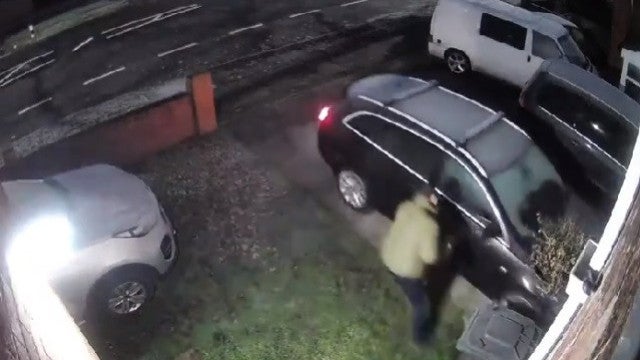Homem fica entalado entre muro e porta de carro ao tentar impedir roubo