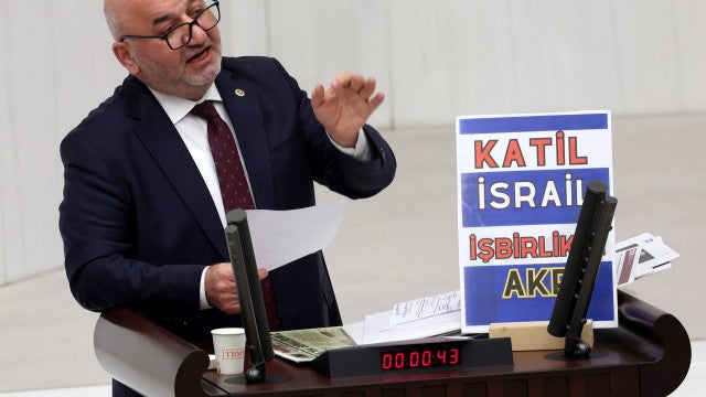 Morre deputado turco que sofreu ataque cardíaco ao discursar sobre guerra em Gaza