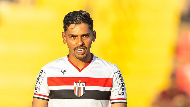 Brasileiro Guilherme Madruga é finalista do Prêmio Puskas com bicicleta de fora da área