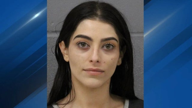 Mulher é presa por roubar carro de motorista do Uber: "muito lento"