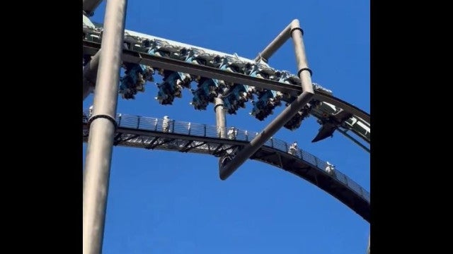 Falha em montanha-russa deixa passageiros de cabeça para baixo; veja