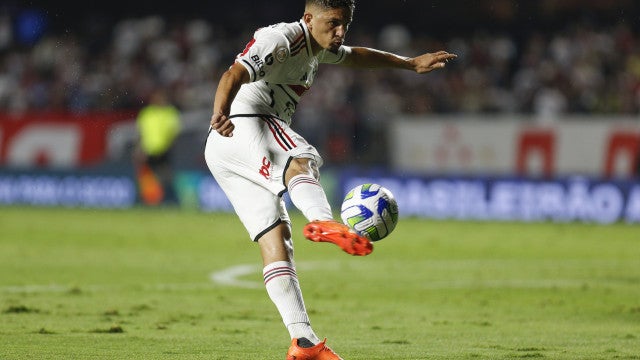 São Paulo ‘se arma’ de volantes no mercado, mas não deve liberar Pablo Maia