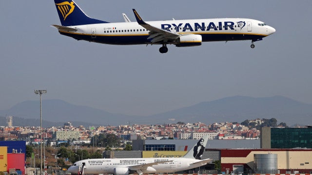 Temporal arrasta avião, fecha aeroporto e deixa rastro de destruição em Buenos Aires