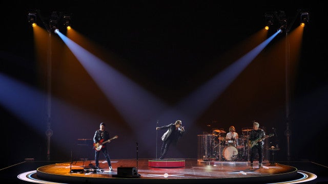 U2 toca música de Natal ao vivo pela primeira vez em 36 anos
