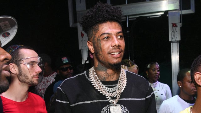 Rapper Blueface choca ao empurrar fã, que cai no chão