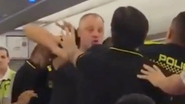 Passageiro é expulso de voo e acaba detido após agredir policial; veja