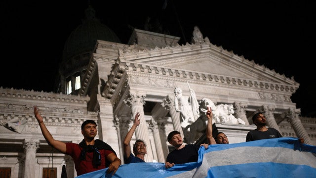 Protestos na Argentina têm momentos de tensão e dois detidos