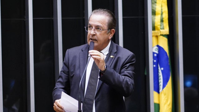 Por emendas, relator do Orçamento propõe cortar R$ 17 bilhões do PAC