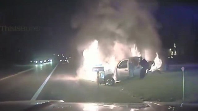 Polícia resgata idosa de carro em chamas nos EUA