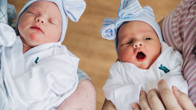 Gêmeas raras nascem em partos e dias diferentes nos EUA