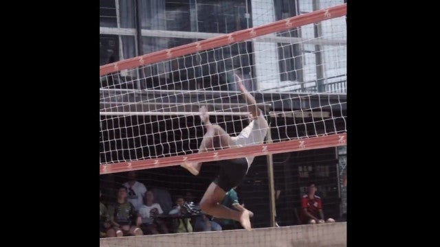Endrick dá show de acrobacias na praia e as pernas dão que falar