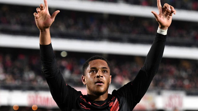 Barcelona anuncia a chegada do brasileiro Vitor Roque como presente de Natal à torcida