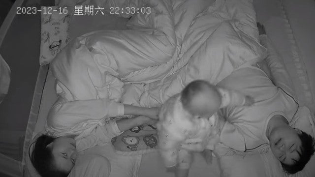 Bebê arranja solução (hilariante) para acabar com ‘roncos’ do pai