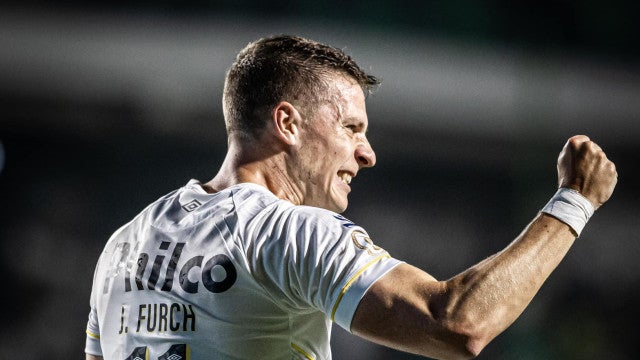 Furch aceita reduzir salário e permanece no Santos para 2024
