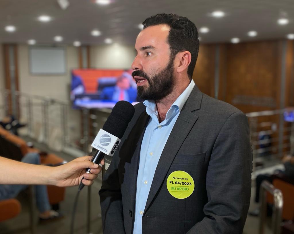 Deputados aprovam PLC que permite realocação de Reserva Legal para mineração; presidente da Fecomin comemora