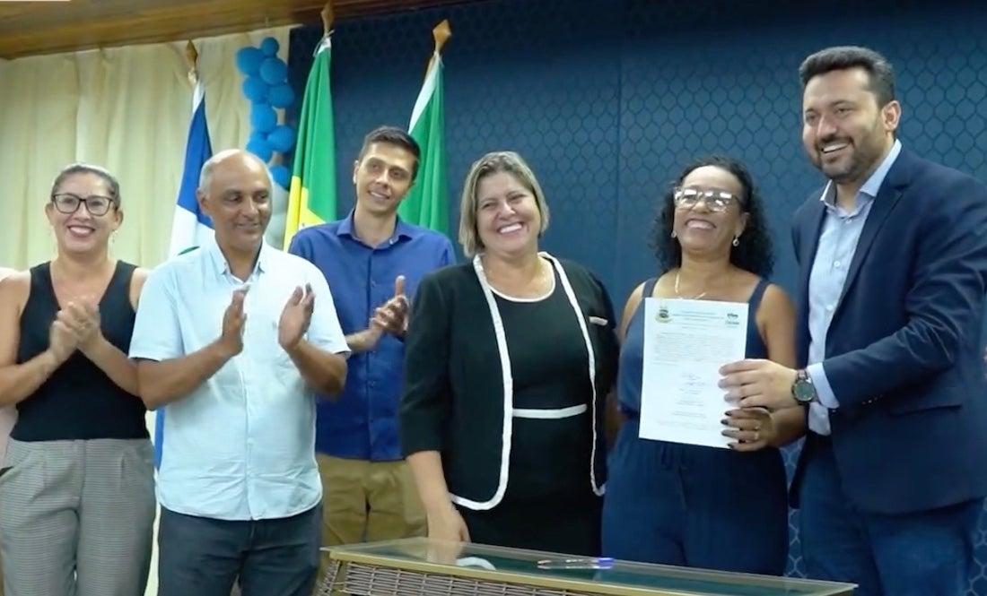 Prefeito empossa servidores aprovados em concurso em Colíder