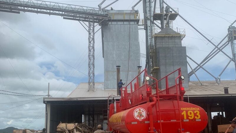 Corpo de Bombeiros Militar de Guarantã do Norte combate incêndio em edificação