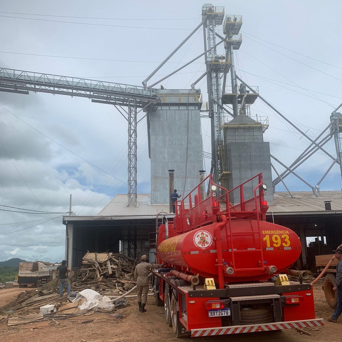 Corpo de Bombeiros Militar de Guarantã do Norte combate incêndio em edificação