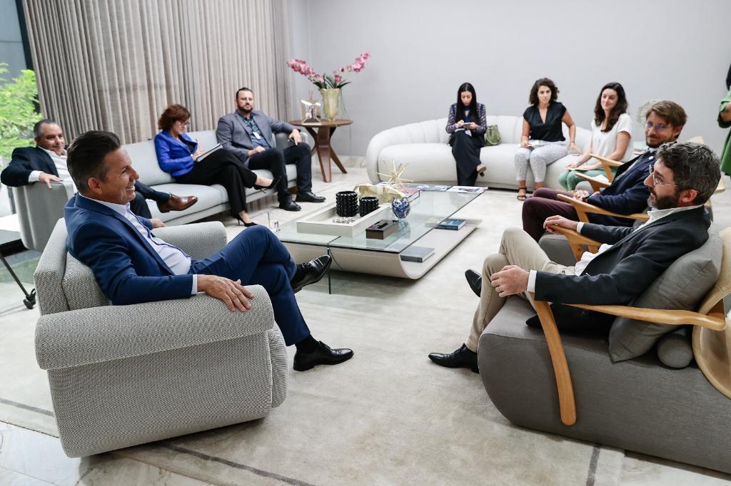 Governador recebe comitiva francesa para discutir parcerias estratégicas em Mato Grosso