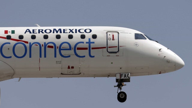 Homem abre porta de avião e sobe para a asa após ficar 3 horas retido