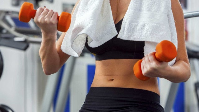 Mulher é atingida por 250kg durante treino de perna em academia