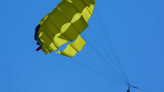 Homem morre após paraquedas falhar ao saltar de edifício na Tailândia