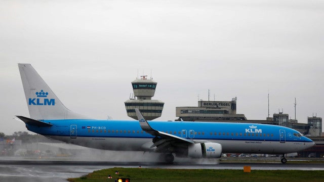 Avião da KLM derrapa na pista com gelo e para na grama na Suécia