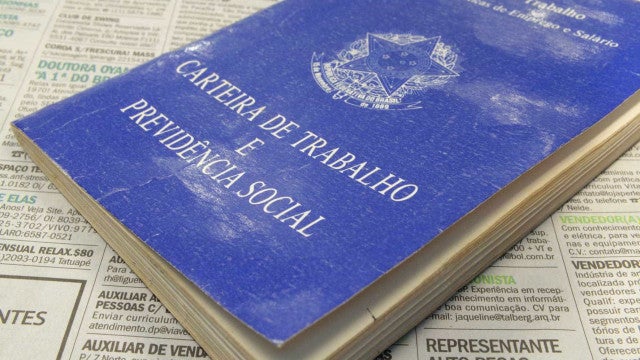 Taxa de desemprego fica em 7,4% no trimestre até dezembro, afirma IBGE