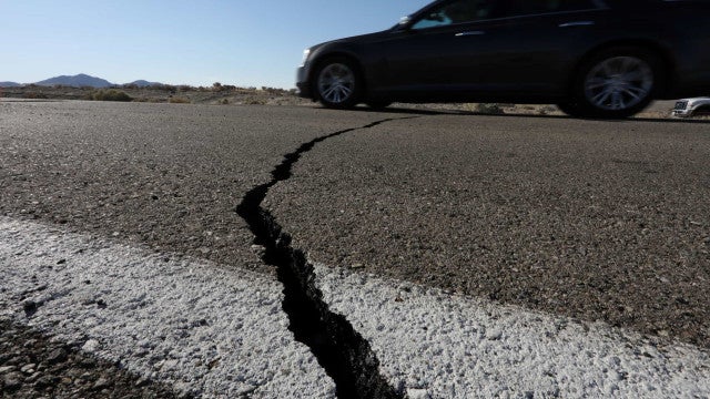 Terremoto no Japão deixa 4 mortos e força deslocamento de quase 100 mil habitantes