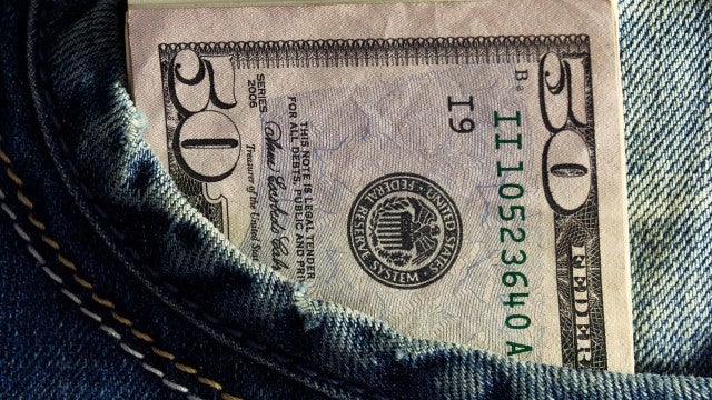 Dólar opera em leve baixa em dia de alta do petróleo e cautela com dados dos EUA