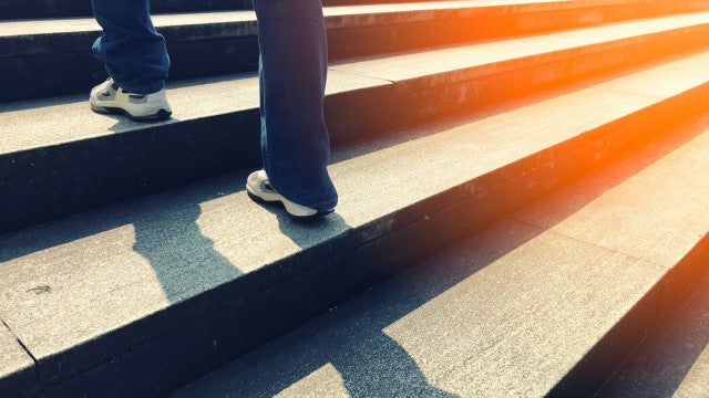 Usuário cai da escada ao gravar áudio e vira meme; ouça